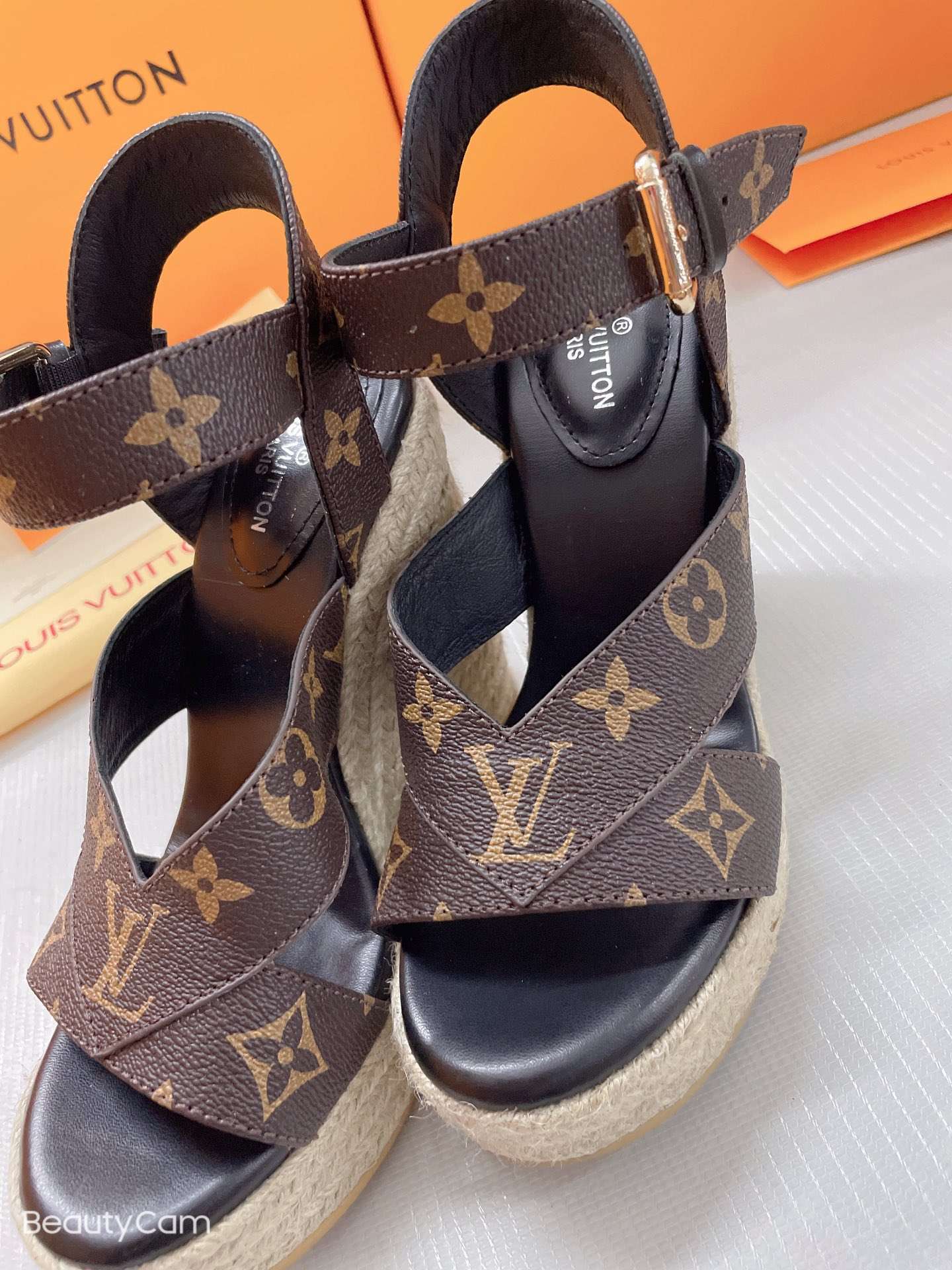 New Fashion LV Women Shoes L045