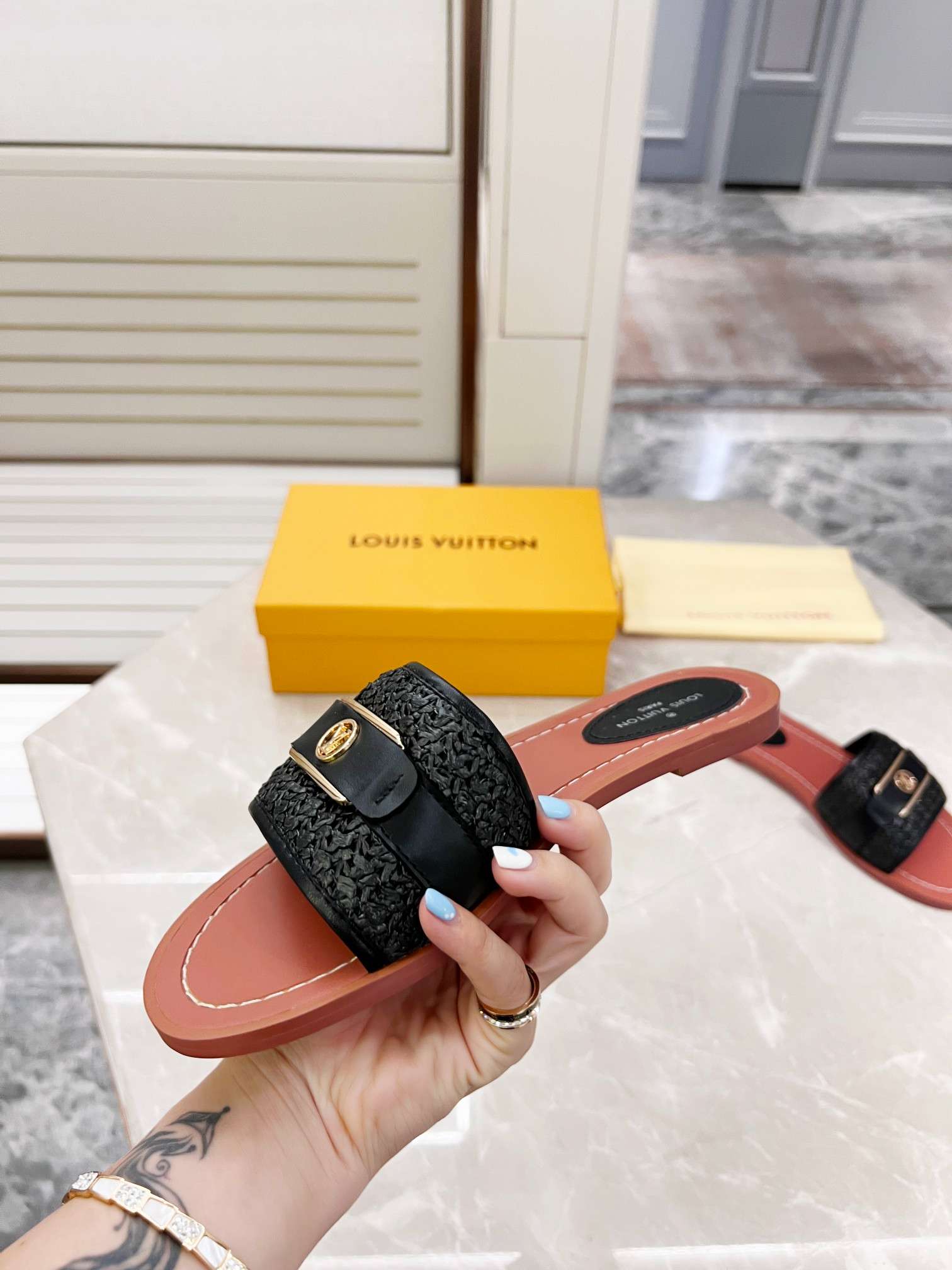 New Fashion LV Women Shoes L061