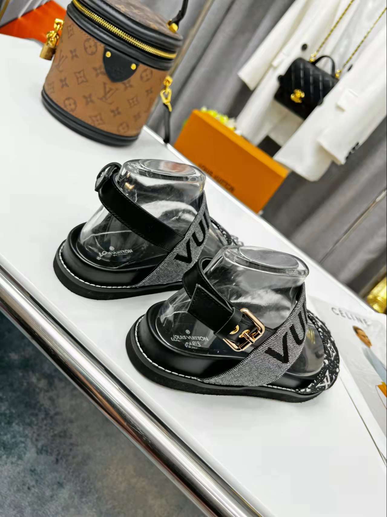 New Fashion LV Women Shoes L050