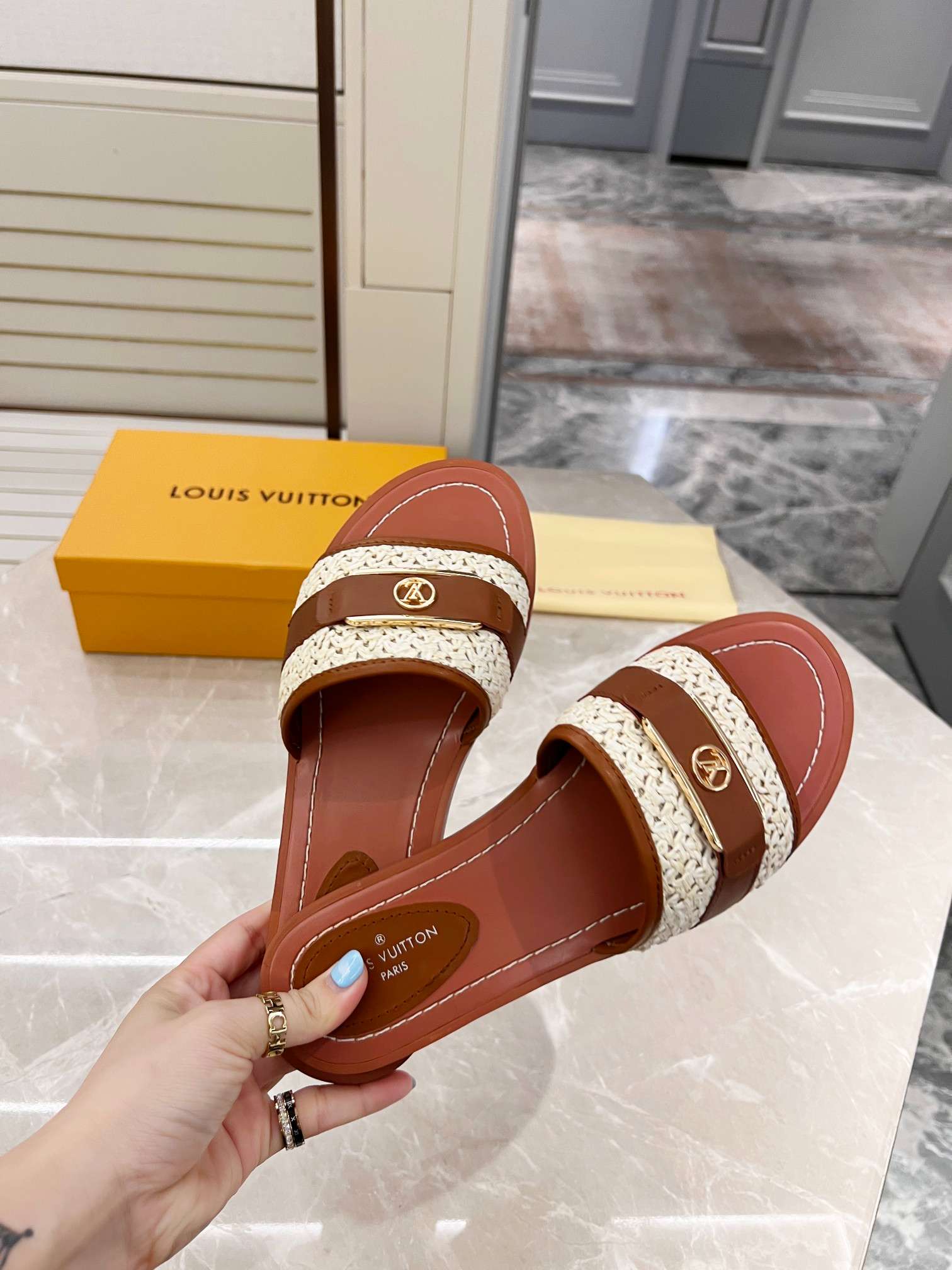 New Fashion LV Women Shoes L061