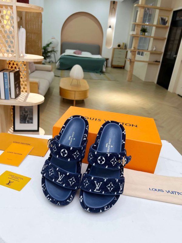 New Fashion LV Women Shoes 164 PA