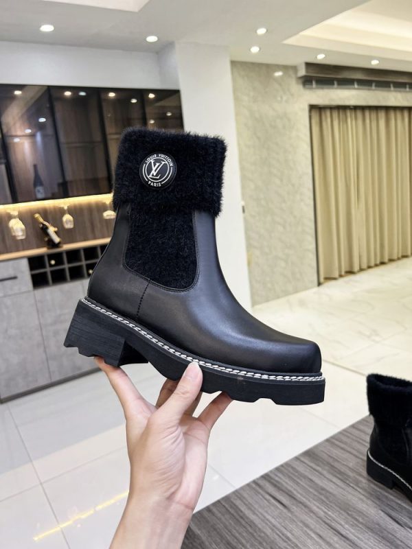 New Fashion LV Women Shoes 329 PA