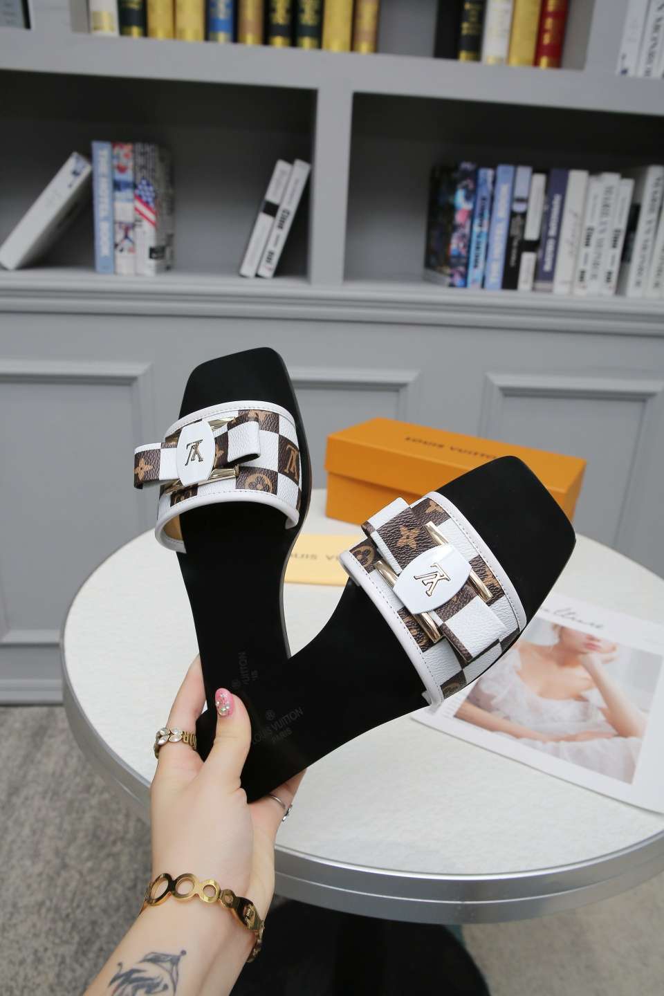 New Fashion LV Women Shoes L020