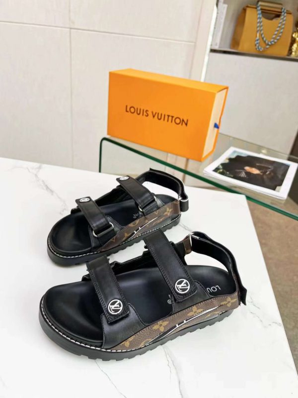 New Fashion LV Women Shoes 166 PA
