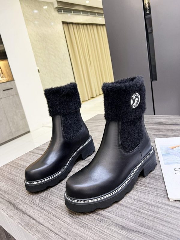New Fashion LV Women Shoes 329 PA