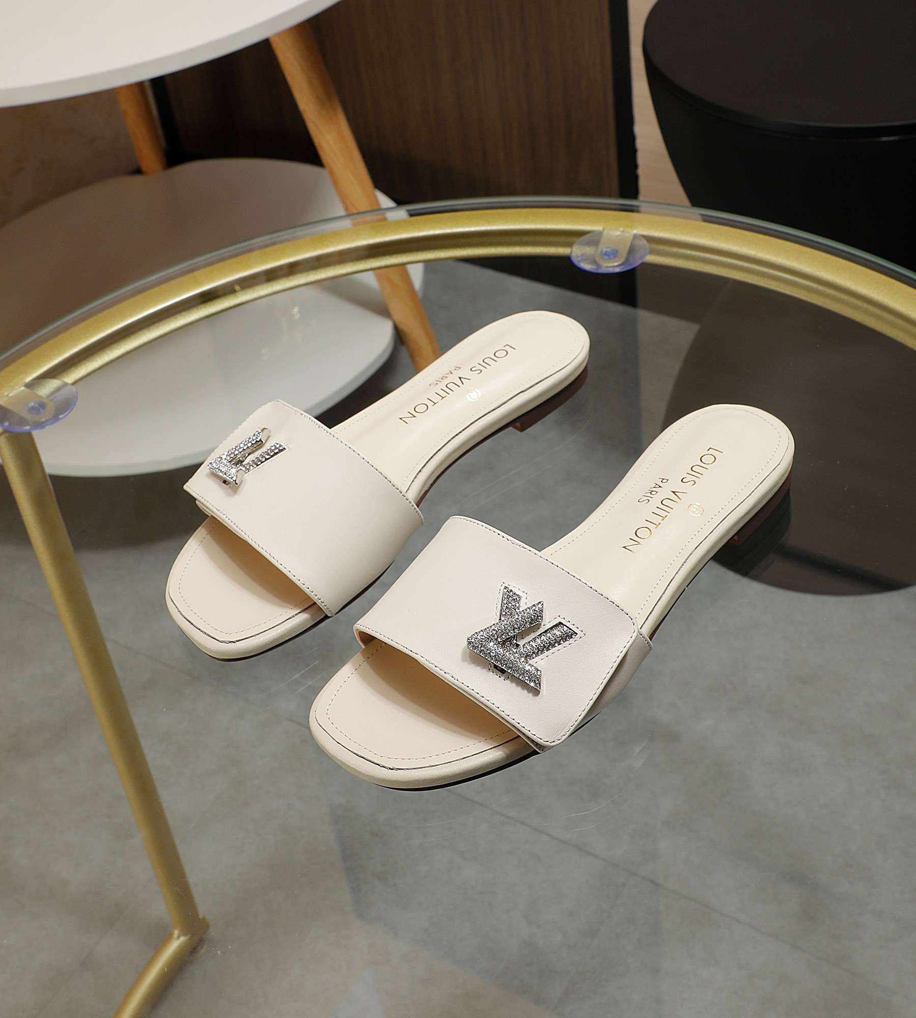 New Fashion LV Women Shoes L002