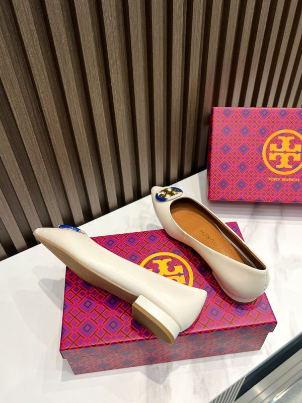 New Fashion LV Women Shoes 262 PA