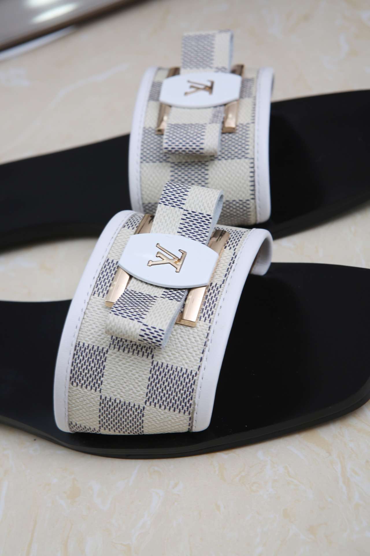 New Fashion LV Women Shoes L020