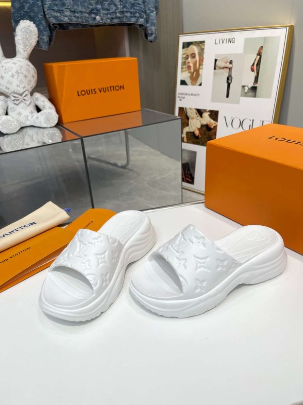 New Fashion LV Women Shoes 159 PA