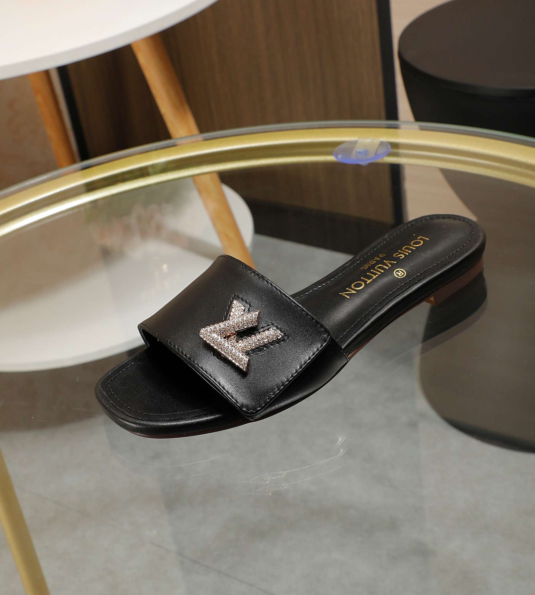 New Fashion LV Women Shoes L002