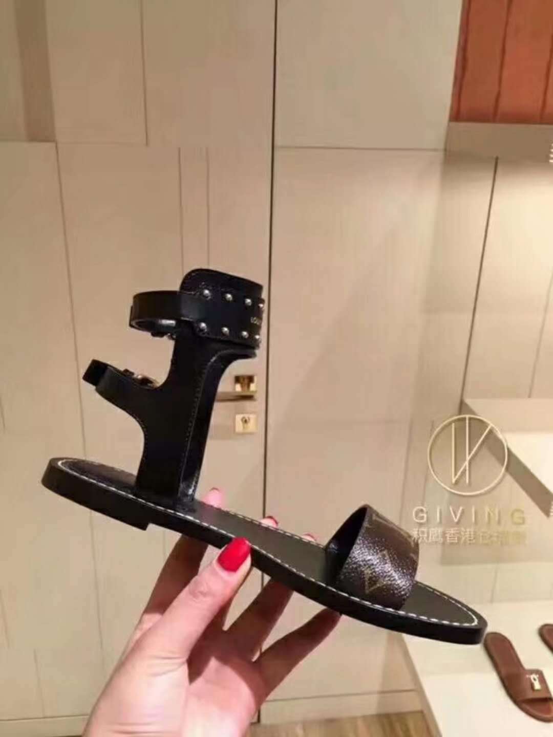 New Fashion LV Women Shoes L054