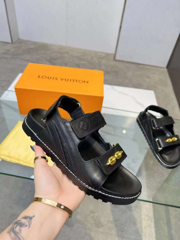 New Fashion LV Women Shoes 165 PA
