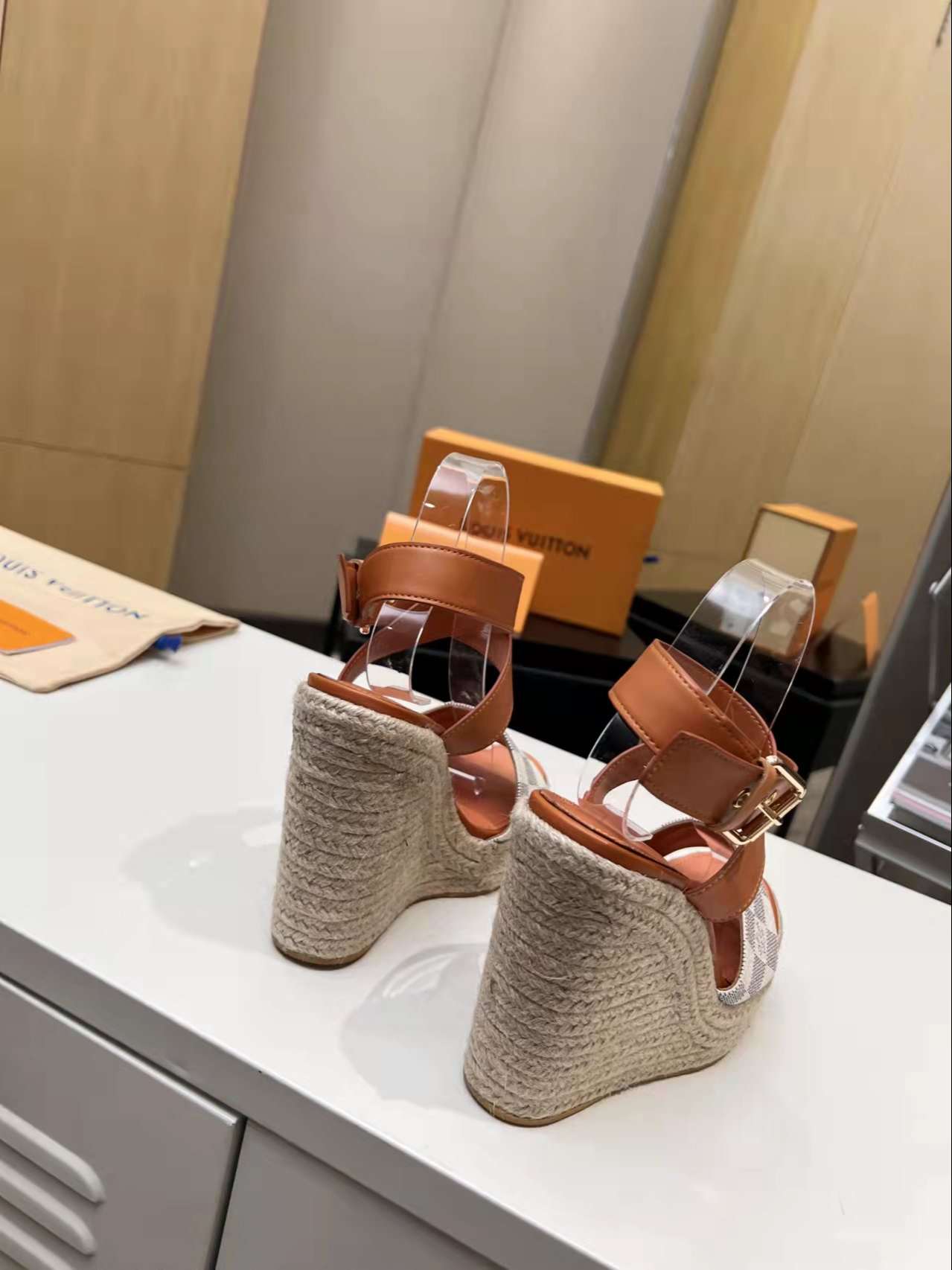 New Fashion LV Women Shoes L044