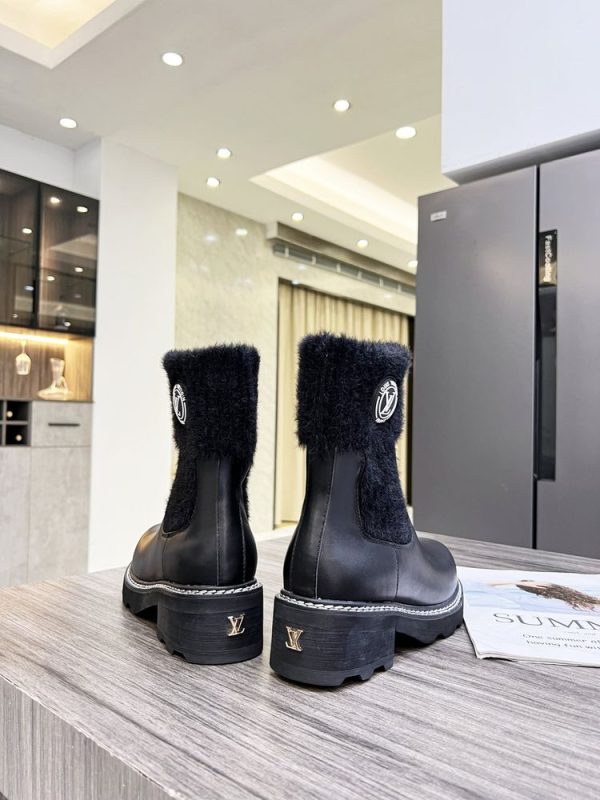New Fashion LV Women Shoes 329 PA