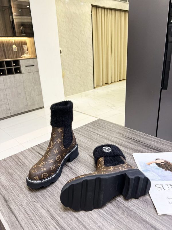 New Fashion LV Women Shoes 328 PA