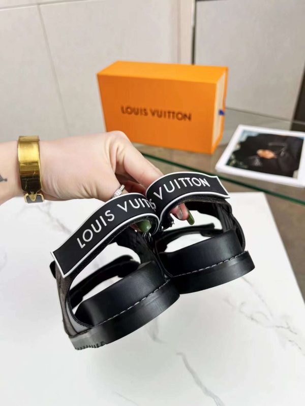 New Fashion LV Women Shoes 166 PA