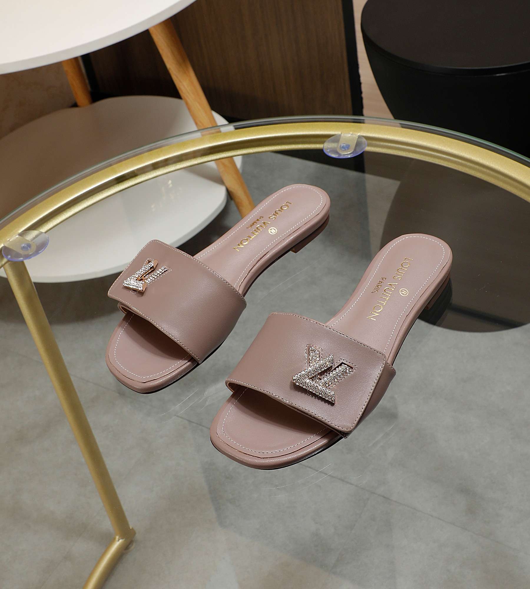 New Fashion LV Women Shoes L002