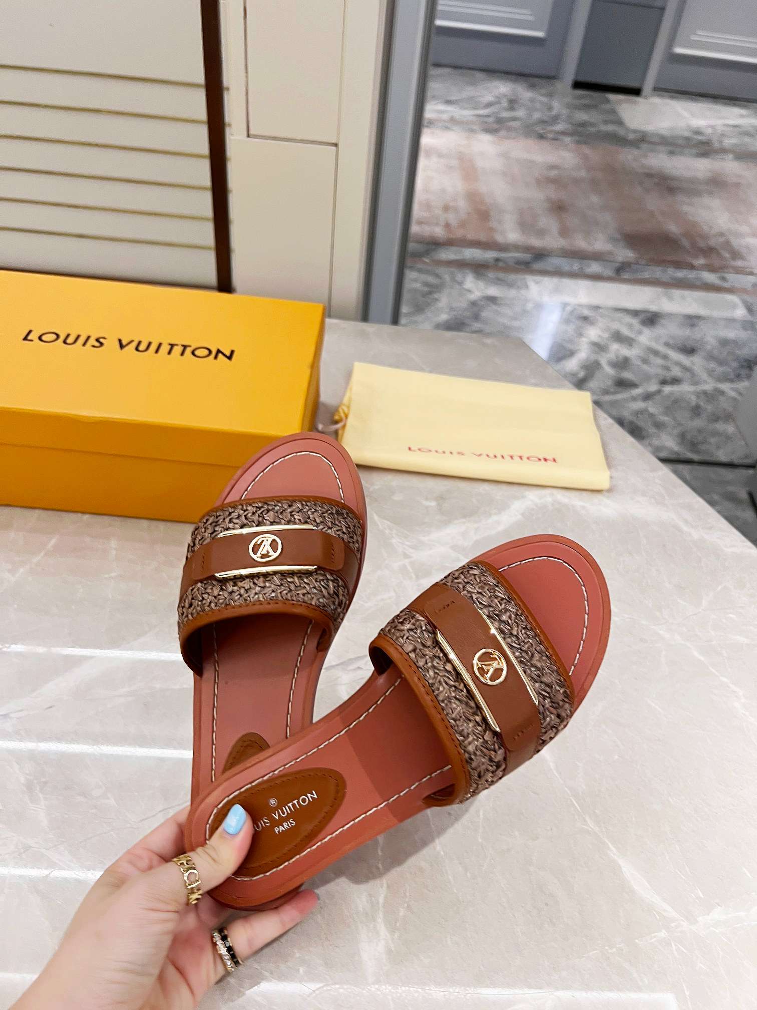 New Fashion LV Women Shoes L061