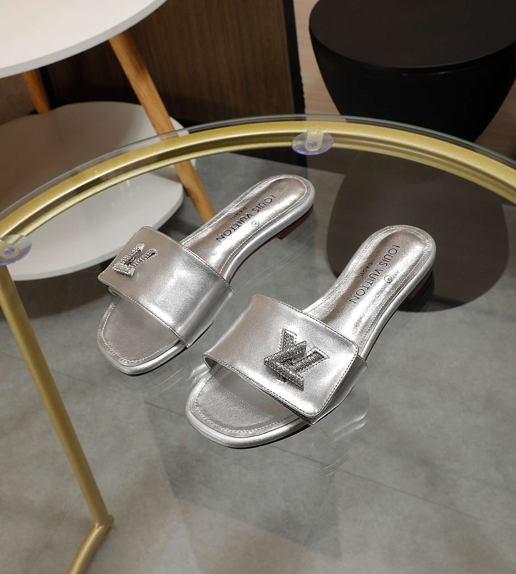 New Fashion LV Women Shoes L002