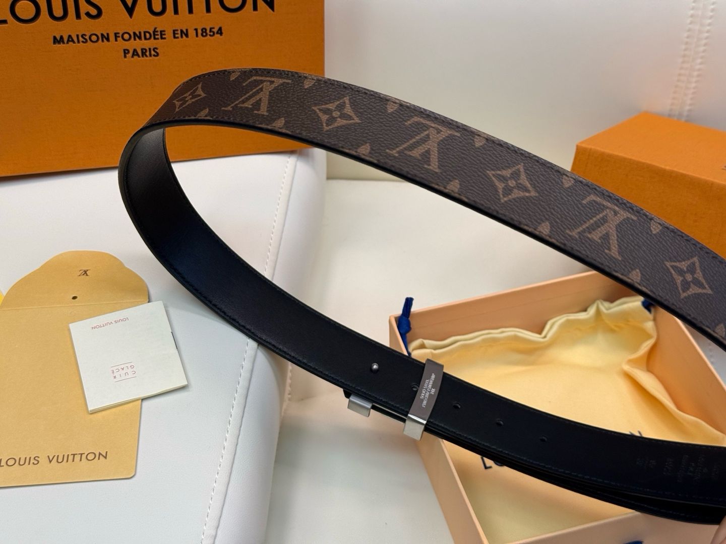 LV Logo Belt 004