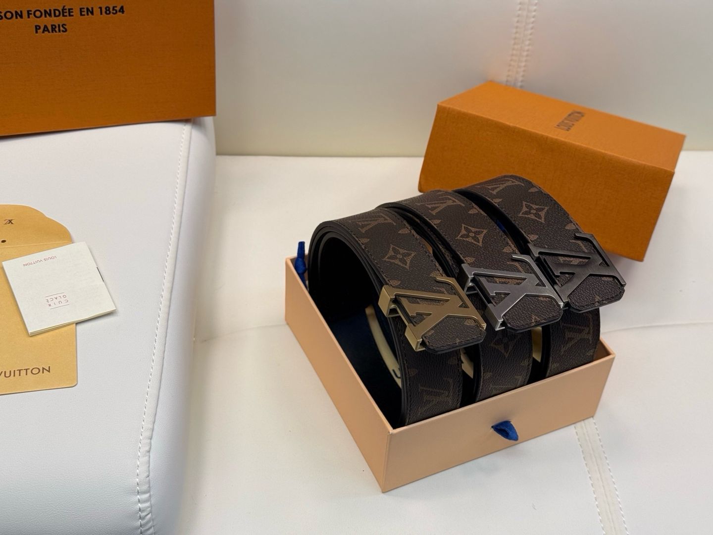 LV Logo Belt 004