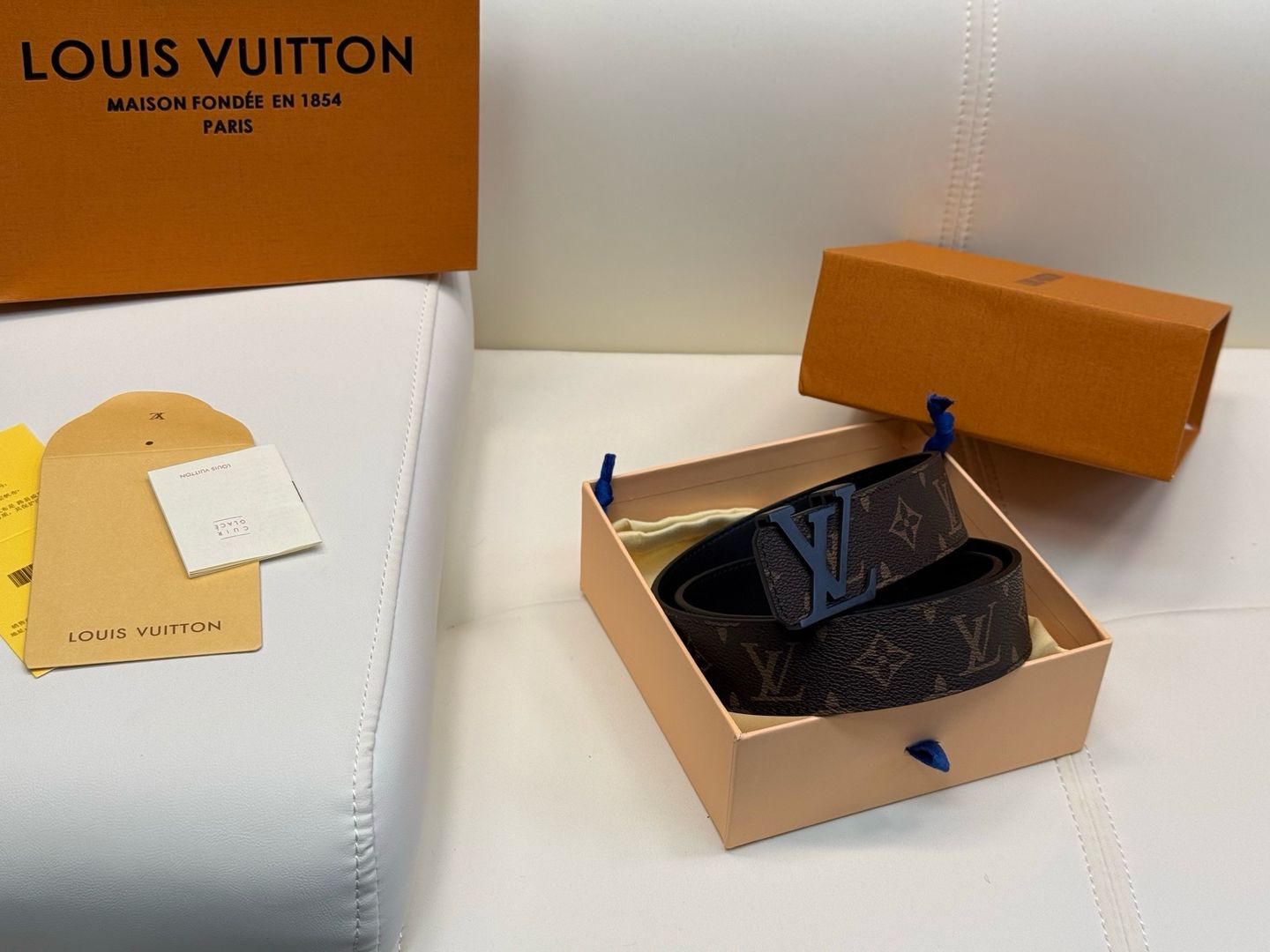 LV Logo Belt 004