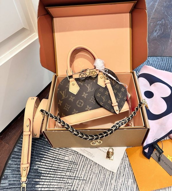 LV Alma Handbag C2301350