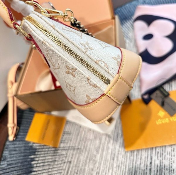 LV Alma Handbag C2301350