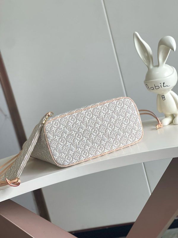 LV Neverfull MM Tote Bag in Light Grey Monogram KK04550