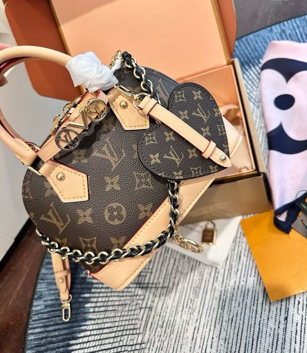 LV Alma Handbag C2301350