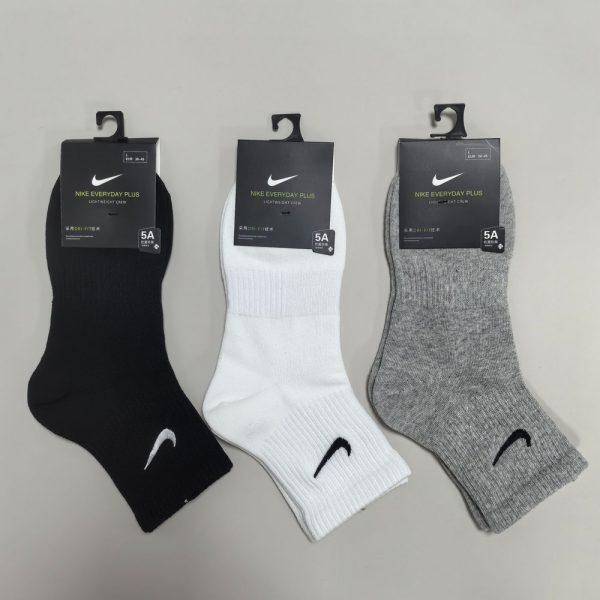 Nike Classic Swoosh Logo Socks