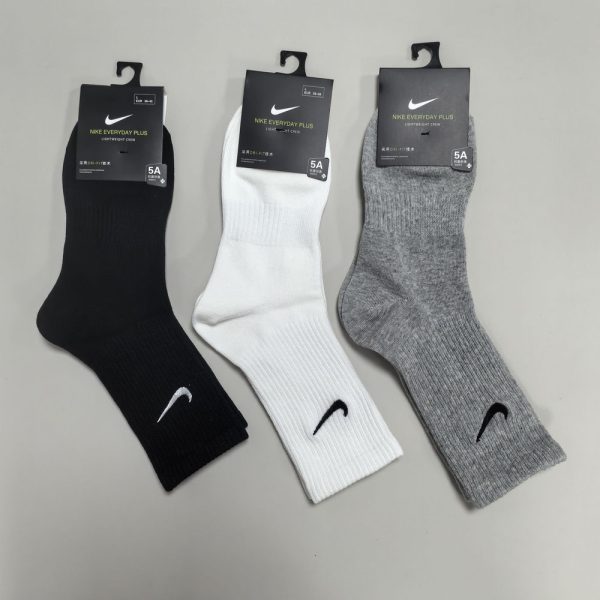 Nike Classic Swoosh Logo Socks