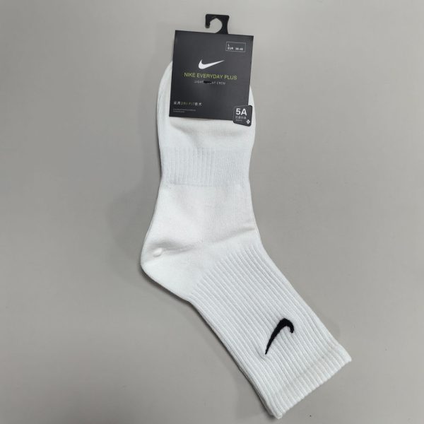 Nike Classic Swoosh Logo Socks