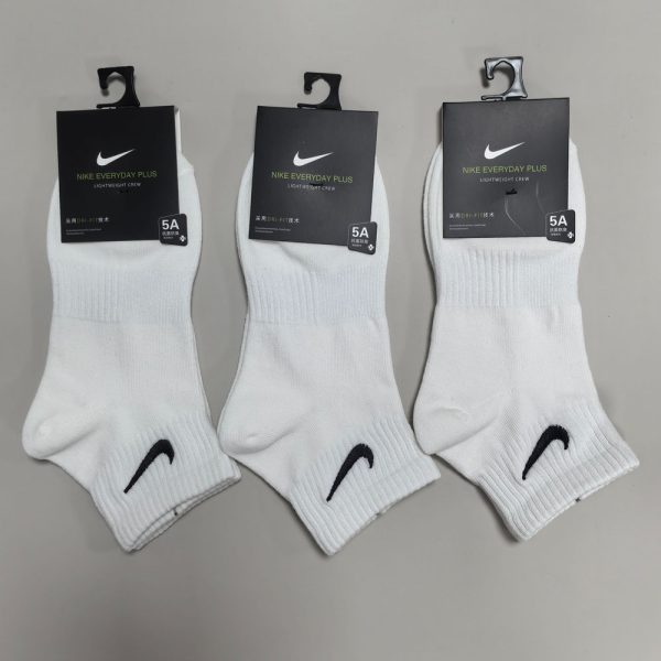 Nike Classic Swoosh Logo Socks