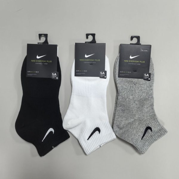 Nike Classic Swoosh Logo Socks