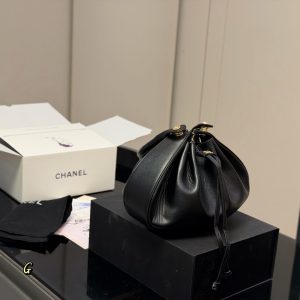 CN CC Logo-Chain Drawstring Bucket Bag – Black