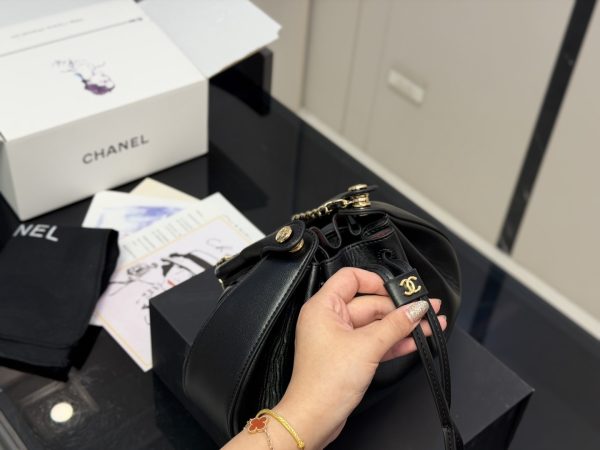 CN CC Logo-Chain Drawstring Bucket Bag – Black
