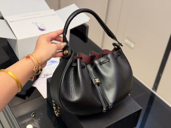 CN CC Logo-Chain Drawstring Bucket Bag – Black