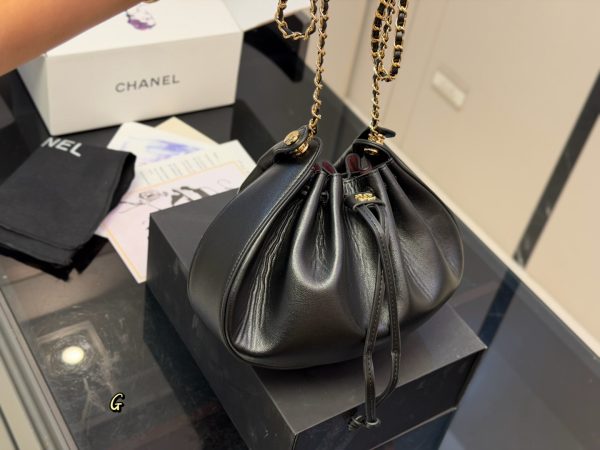 CN CC Logo-Chain Drawstring Bucket Bag – Black