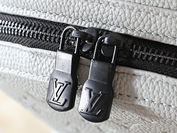 LV Discovery Backpack PM Monogram M28789-M31033-1 BC