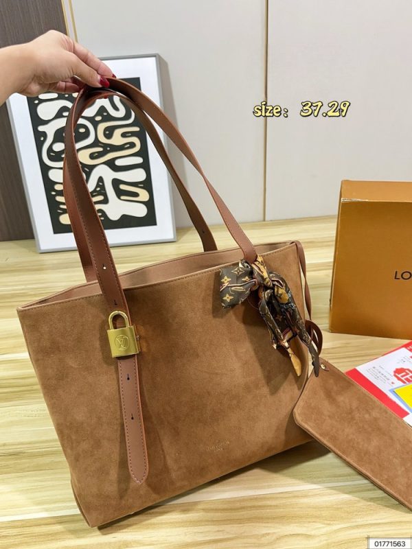 LV Low Key Cabas Suede C2301650