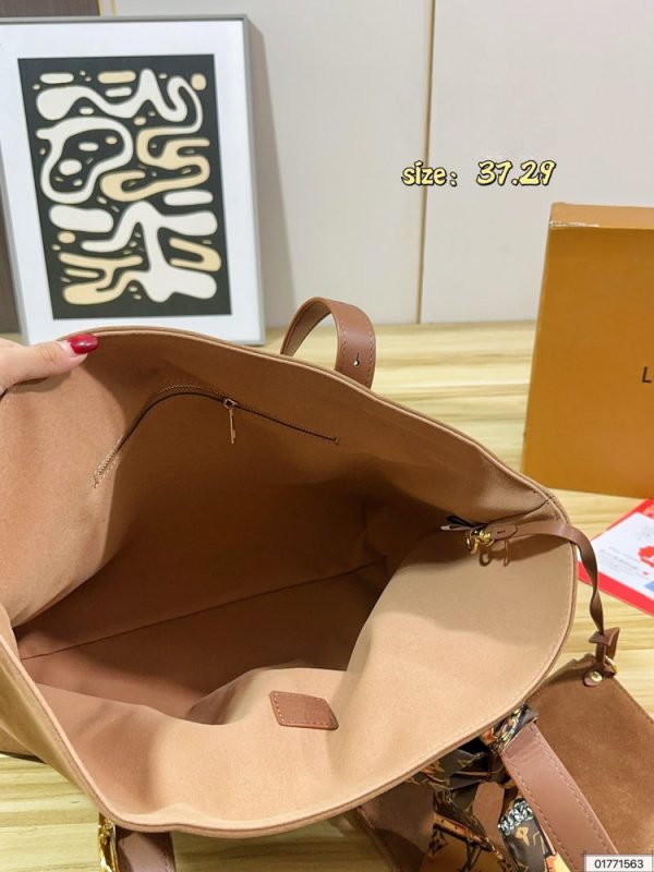 LV Low Key Cabas Suede C2301650
