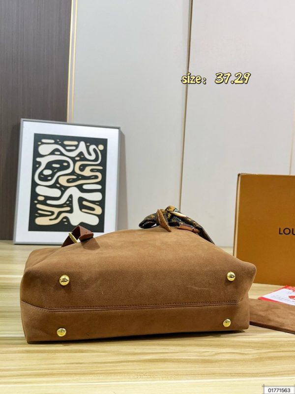 LV Low Key Cabas Suede C2301650