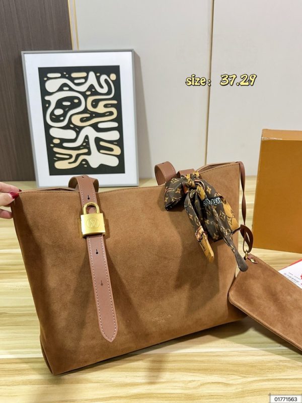 LV Low Key Cabas Suede C2301650