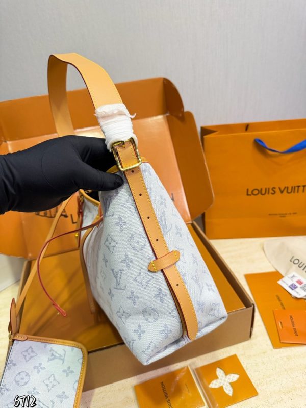 LV CarryAll PM Light Blue C2301850