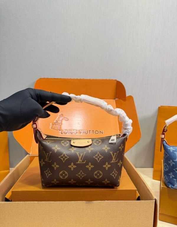 LV Pochette Hills Bag C2301050