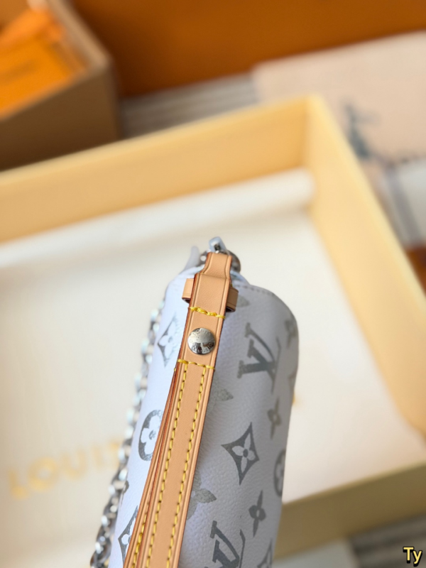 LV Ski Wallet On Chain Ivy Monogram Shoulder Bag M2A906 BC