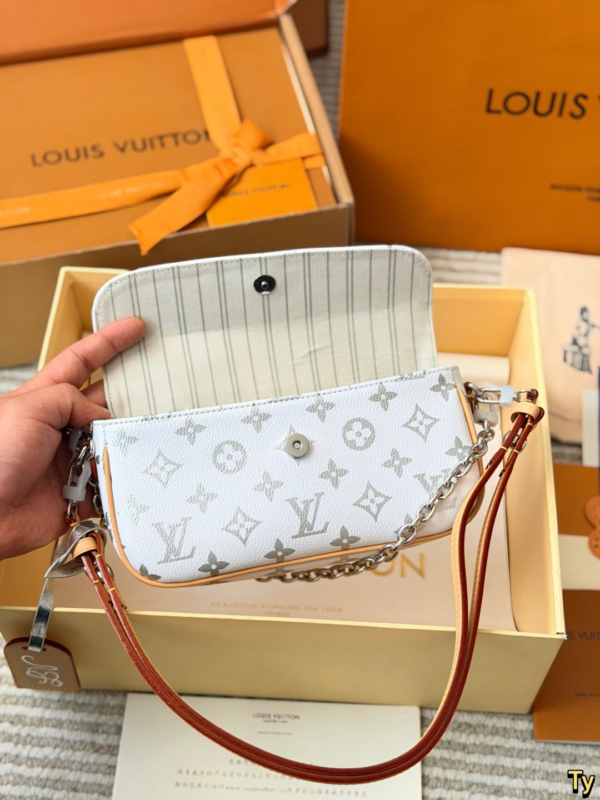 LV Ski Wallet On Chain Ivy Monogram Shoulder Bag M2A906 BC