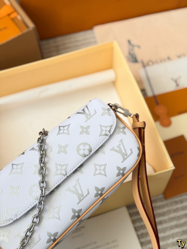 LV Ski Wallet On Chain Ivy Monogram Shoulder Bag M2A906 BC