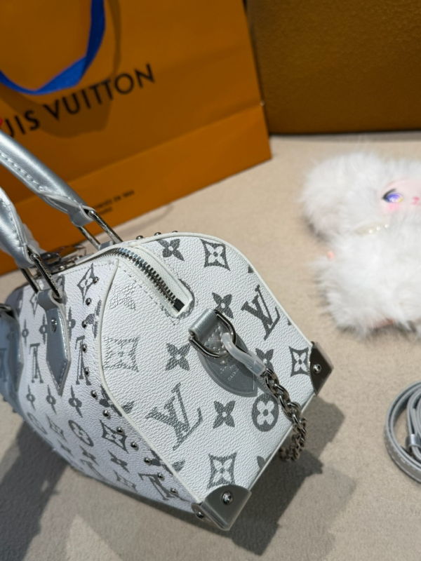 LV Ski Speedy Trunk 20 Monogram Pearly M2A746 LV Ski Speedy Trunk 20 Monogram Pearly M2A746